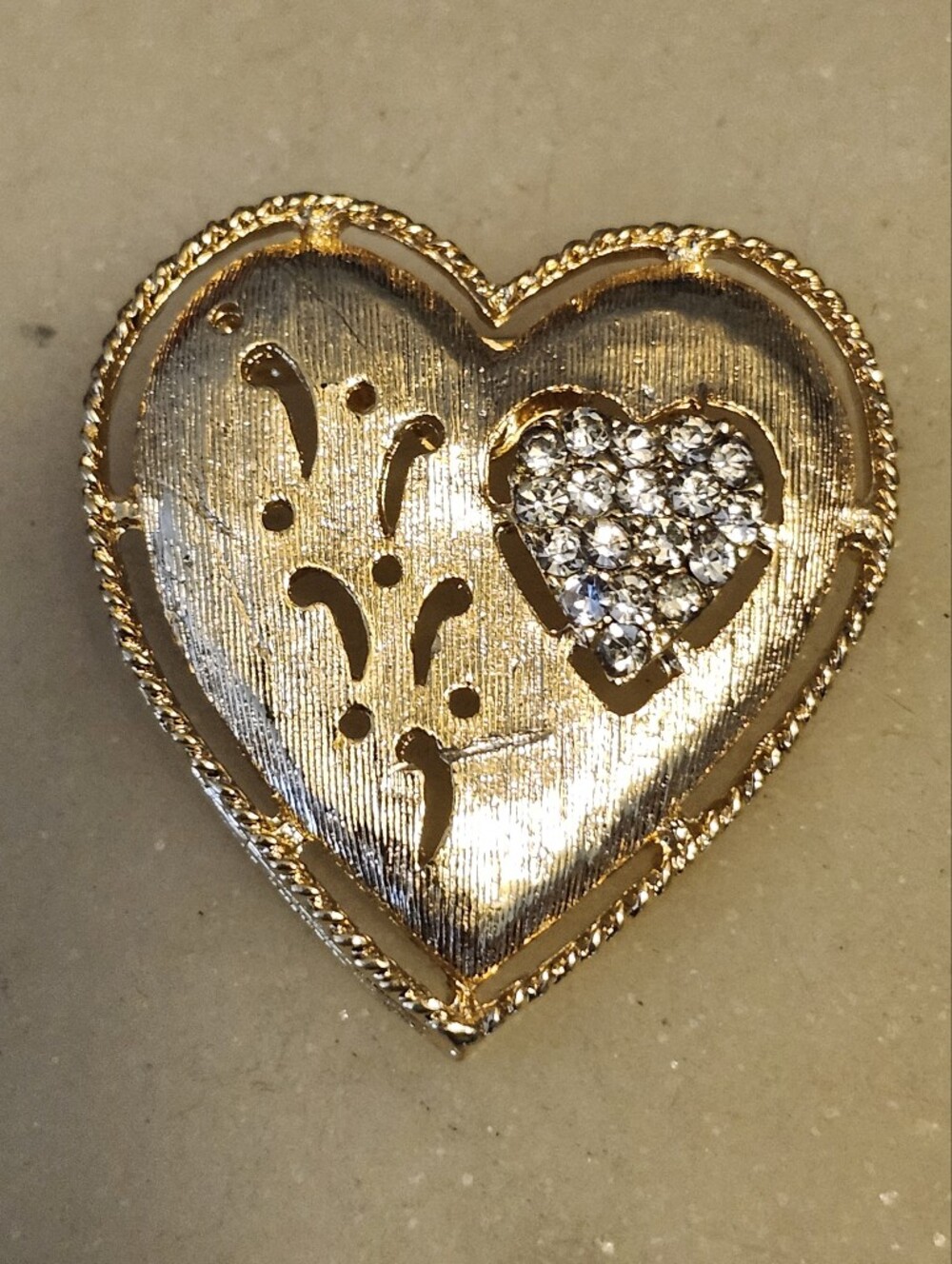 Vtg Gold Tone Filigree Heart Brooch with Crystal Accents- Gerry's